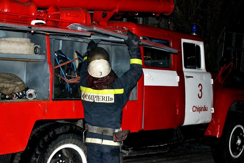 Incendiu în scara unui bloc din Bălţi: 40 de familii, evacuate. Foto simbol: moldova.org