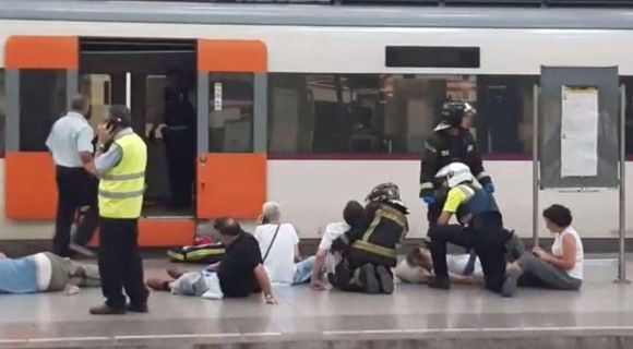 Presa din Spania confirmă că 5 călători au fost serios răniți. mai mulți oameni primeau îngrijiri medicale chiar pe peron iar 18 pasageri au fost trabsportați de urgență la spital.  