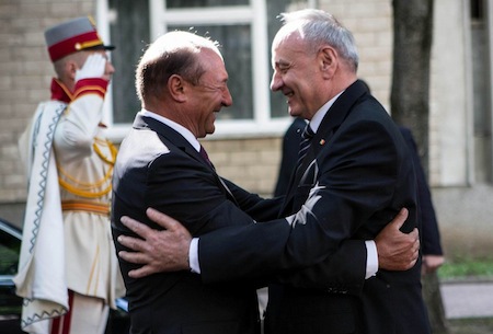 Băsescu promite să pună umărul la creșterea exportului de vinuri moldovenești.