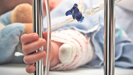 O copilă de doi ani a căzut într-o cadă cu apă fierbinte. Foto: google.com