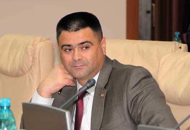 Vitalie Marinuta, fostul ministru al Apararii, a aderat la Partidul Democrat.