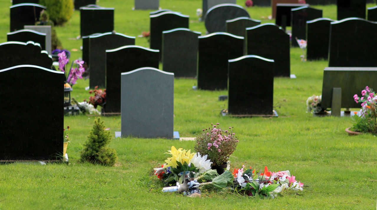 Directorul unei companii de servicii funerare din SUA, acuzat că a furat trupul unei femei decedate și 30 de urne cu cenușă.