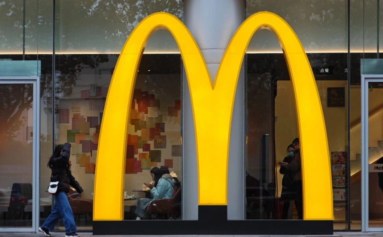 McDonald's отменил нормы по равенству и инклюзивности для сотрудников.