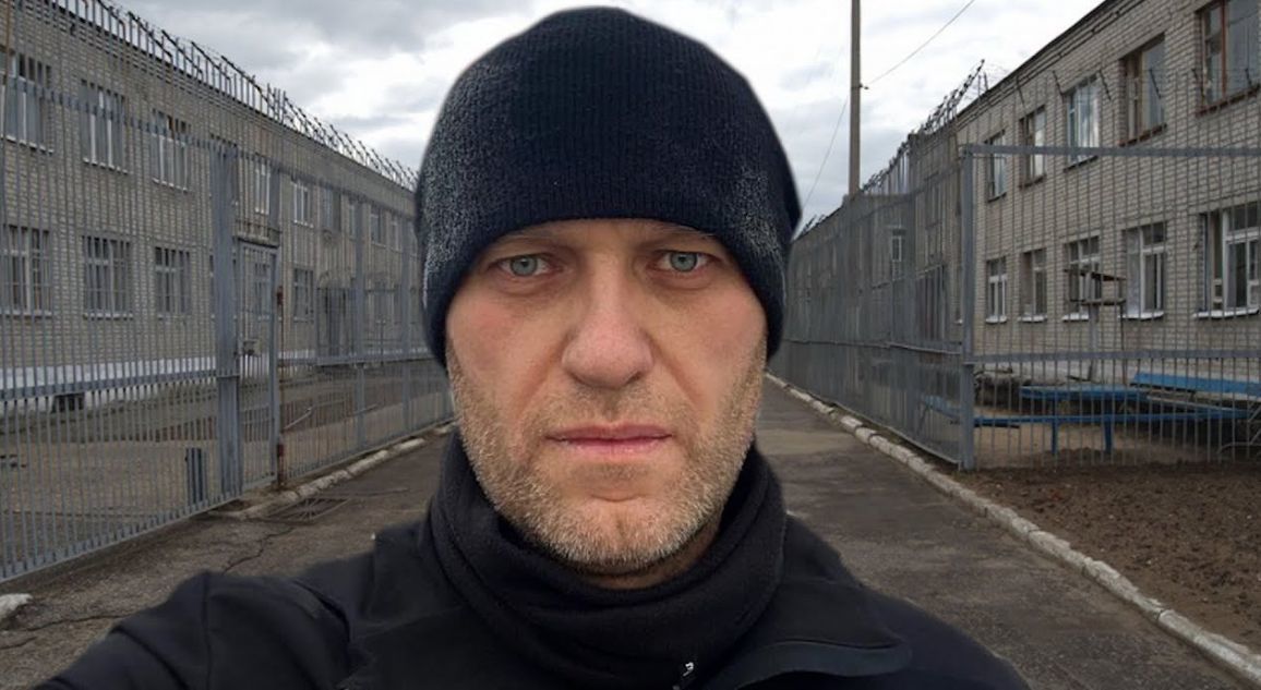 Навальный потребовал прекратить пытку бессонницей и допустить к нему врача.