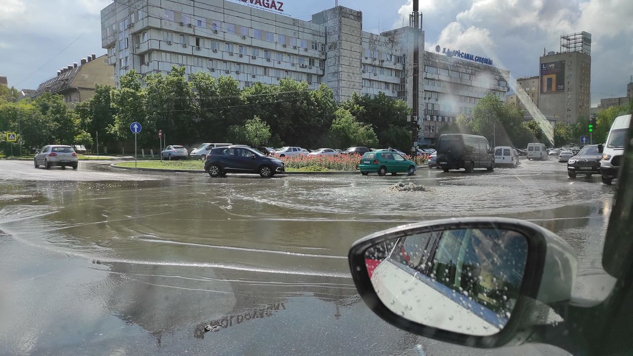 Ливни в столице: на улице Албишоара забил фонтан из люка.