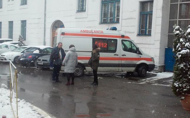 Funcţionară luată de ambulanţă după ce a aflat că îi va scădea salariul. 