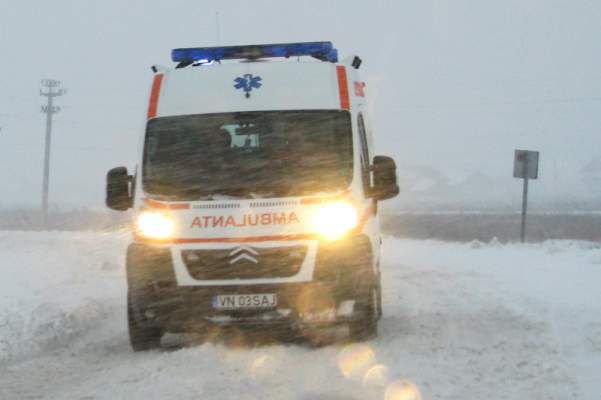 Situaţia în ţară: O ambulanţă blocată.  8 persoane traumatizate. Foto simbol: canal2.md