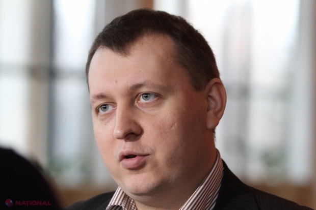 Deputatul comunist Grigore Petrenco își acuză colegii de partid de prostie sau colaborare cu actuala coaliție de guvernare.