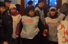 Протестующие требуют отставки премьер-министра Владимира Гройсмана и президента Петра Порошенко.