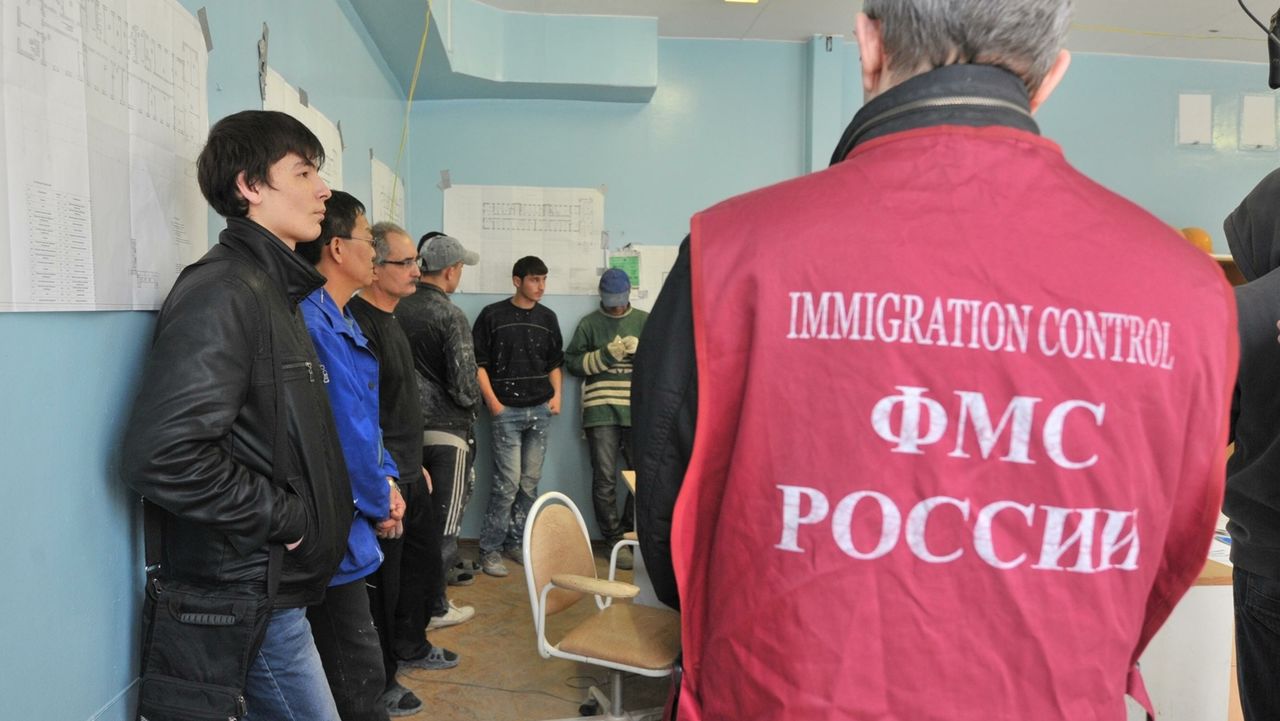 Причина столь внезапного "жеста доброй воли" может крыться в том, что "гастарбайтеров в России стало не хватать".