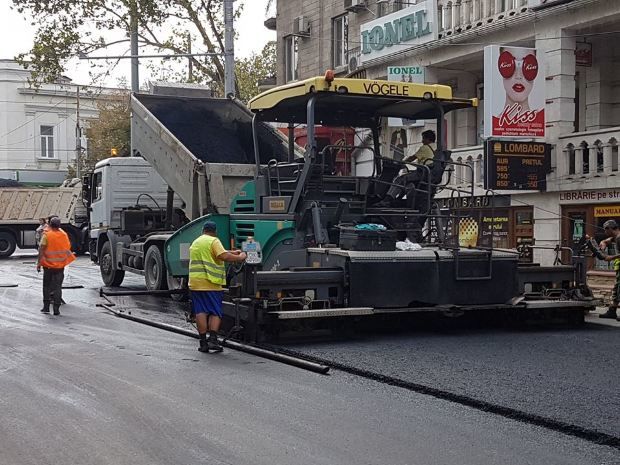 Dorin Chirtoacă transmite „live” cum se așterne ultimul strat de asfalt pe strada Vasile Alecsandri din capitală. Foto: Facebook/ Dorin Chirtoacă