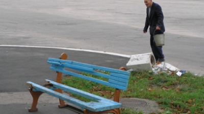 Curţile multor blocuri din Chişinău, administrate de Primărie, se evidenţiază nu doar prin gropi, dar şi datorită scheletelor metalice ale băncilor.