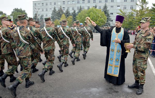 Peste 600 de soldaţi au depus astăzi jurământul militar.
