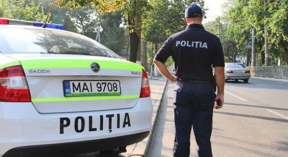 Poliția arestează un bărbat, lăsând o femeie cu un copil în mijlocul drumului.
