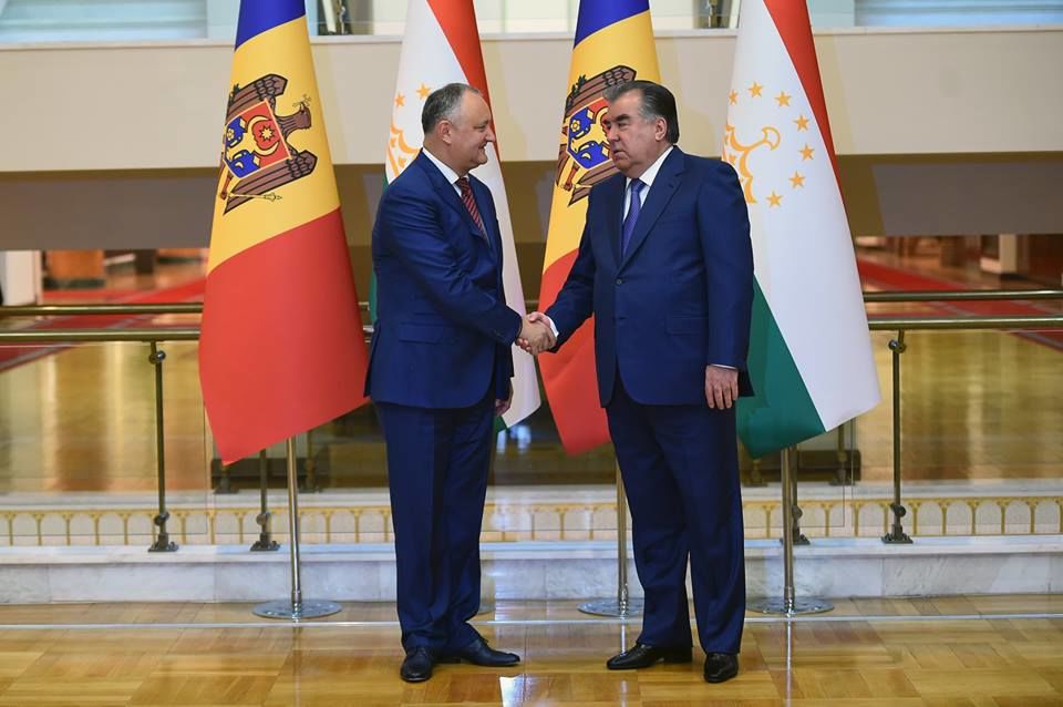 Президент Республики Молдова Игорь Додон и президент Таджикистана Эмомали Рахмон.