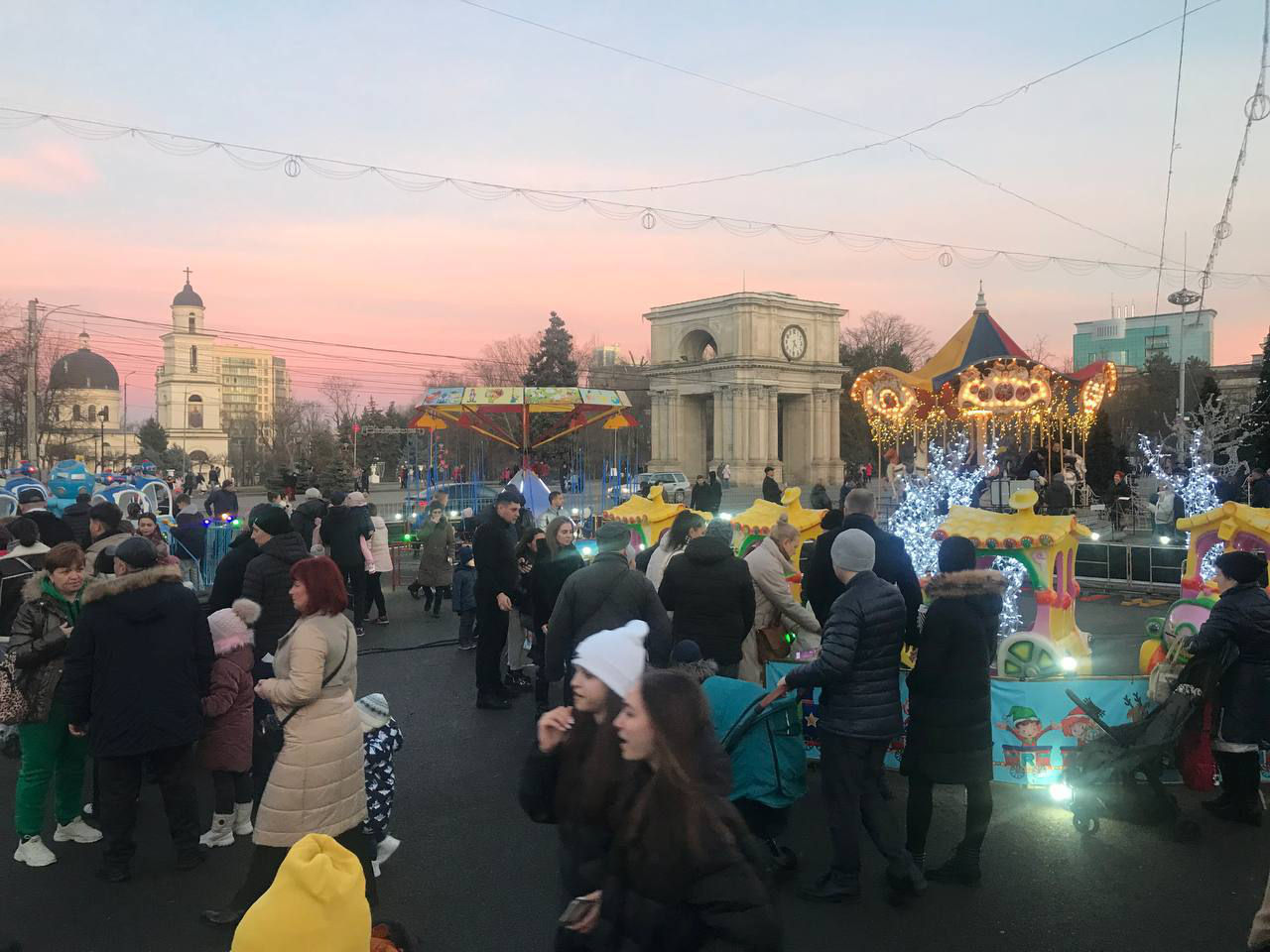 Рождественскую ярмарку в центре Кишинева в первый день года посетили тысячи людей.