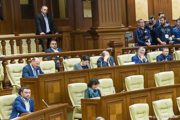 ЛДПМ приняла решение исключить семь депутатов из фракции.