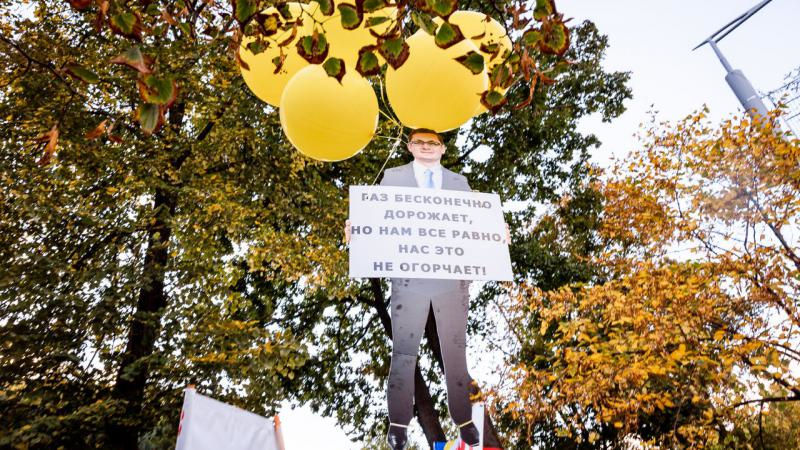 Манифестанты в Кишиневе запустили в небо картонную фигуру Игоря Гросу.