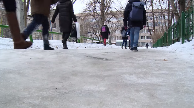Горожане жалуются, что проходы во дворы вообще не очищены и не посыпаны противоскользящим материалом. 