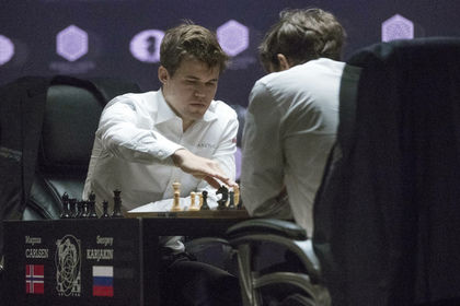 Карлсен во второй раз защитил титул чемпиона мира, который завоевал в 2013 году.