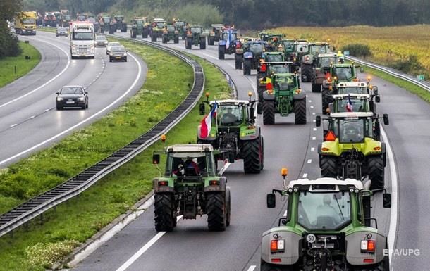 В Нидерландах фермеры устроили акцию протеста на тракторах.