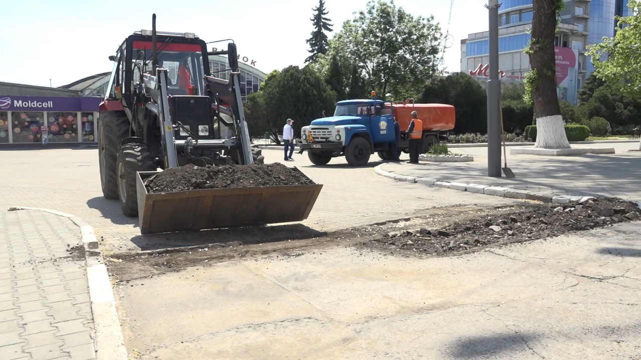 В Бельцах идут работы по обновлению дорожного покрытия.