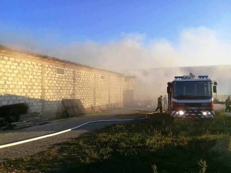 Incendiu la un depozit din Orhei: Patru autospeciale au intervenit. Foto: dse.md