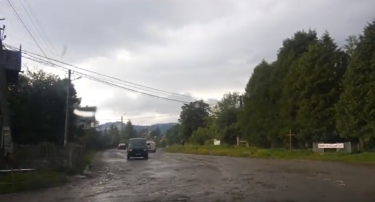 Дорога на популярном направлении – в сплошных ямах и выбоинах.