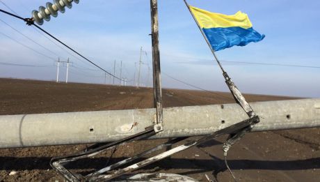 Activiştii ucraineni au blocat accesul către liniile electrice avariate din Crimeea. Foto: rgov.ru