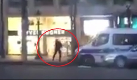 Momentul în care atacatorul din Paris a fost împuşcat. Foto:mediafax.ro