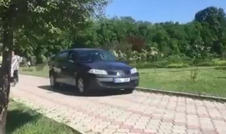 На видеозаписи, опубликованной пользователем, видно, как машина марки Renault практически наезжает на пешеходов.