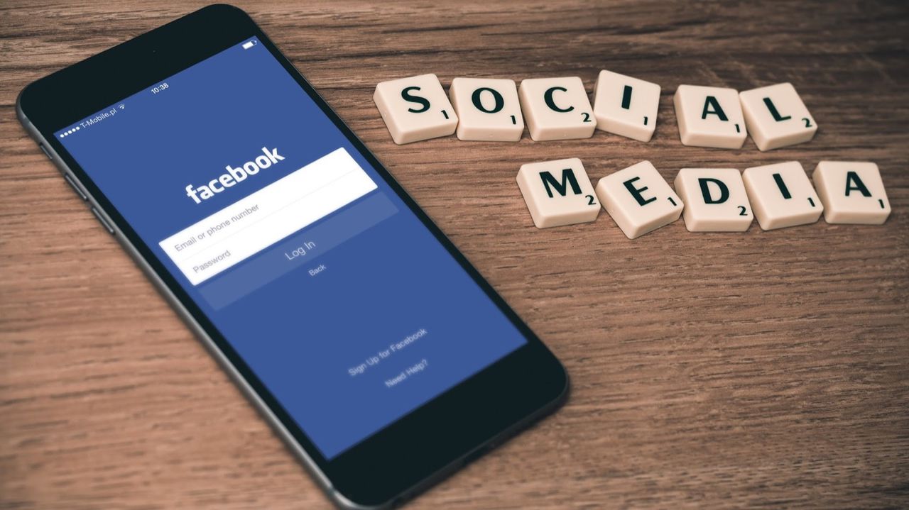 Facebook наймет три тысячи сотрудников для отслеживания жестокого видео.