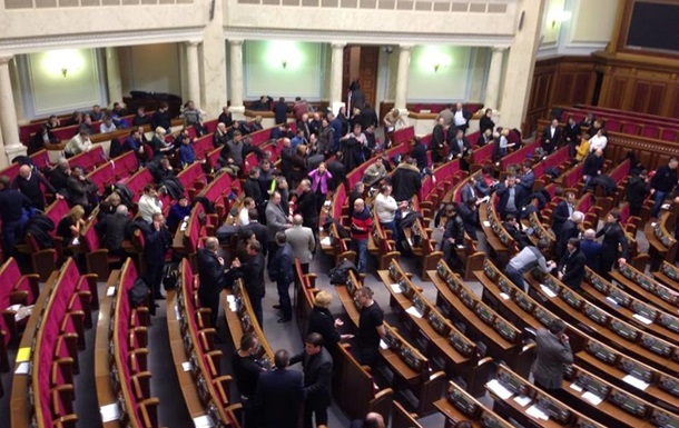 Всех депутатов призвали срочно собраться для разрешения ситуации.
