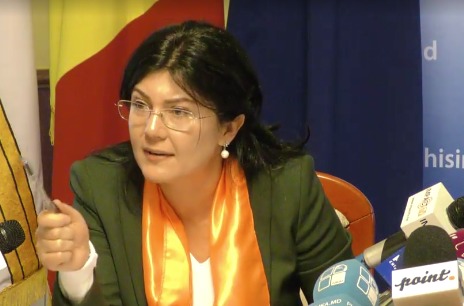  Раду считает, что в следующем году на центральной площади страны следует установить искусственную елку.