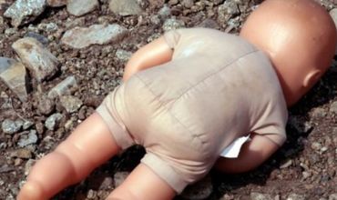O femeie şi-a aruncat pruncul la gunoi după ce l-a născut singură acasă 