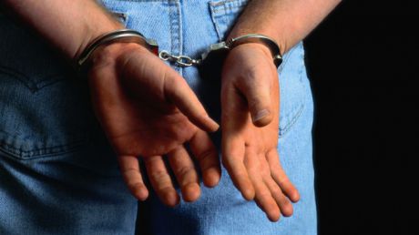 Doi bărbați de 32 și 42 de ani, domiciliați în municipiul Chișinău, au fost încătuşaţi de poliţie pentru furt din locuinţe.