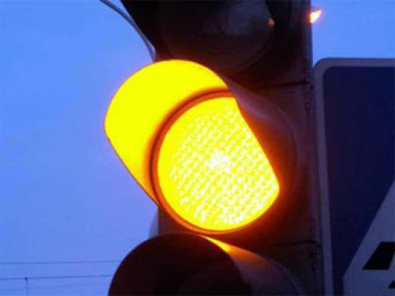Semafor cu galben intermitent la intersecția Negruzzi - Cantemir. 