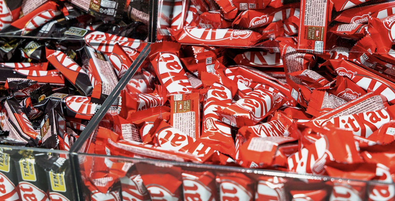 Неизвестные угнали грузовик с 12 тоннами батончиков KitKat в Европе.