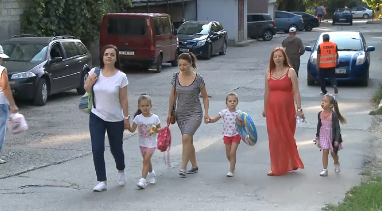 Мини-каникулы в конце августа застали врасплох родителей, работающих в частной сфере. Фото: protv.md.