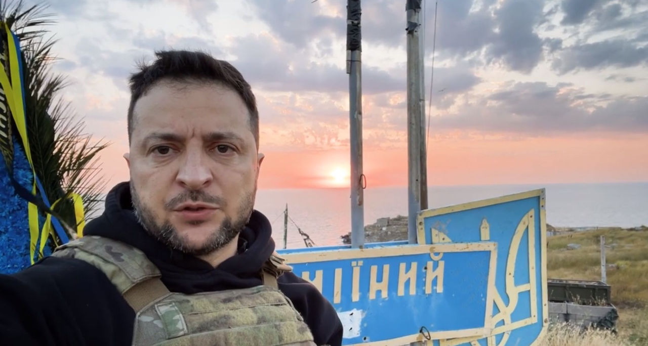 Зеленский опубликовал видео с острова Змеиный на 500-й день войны.