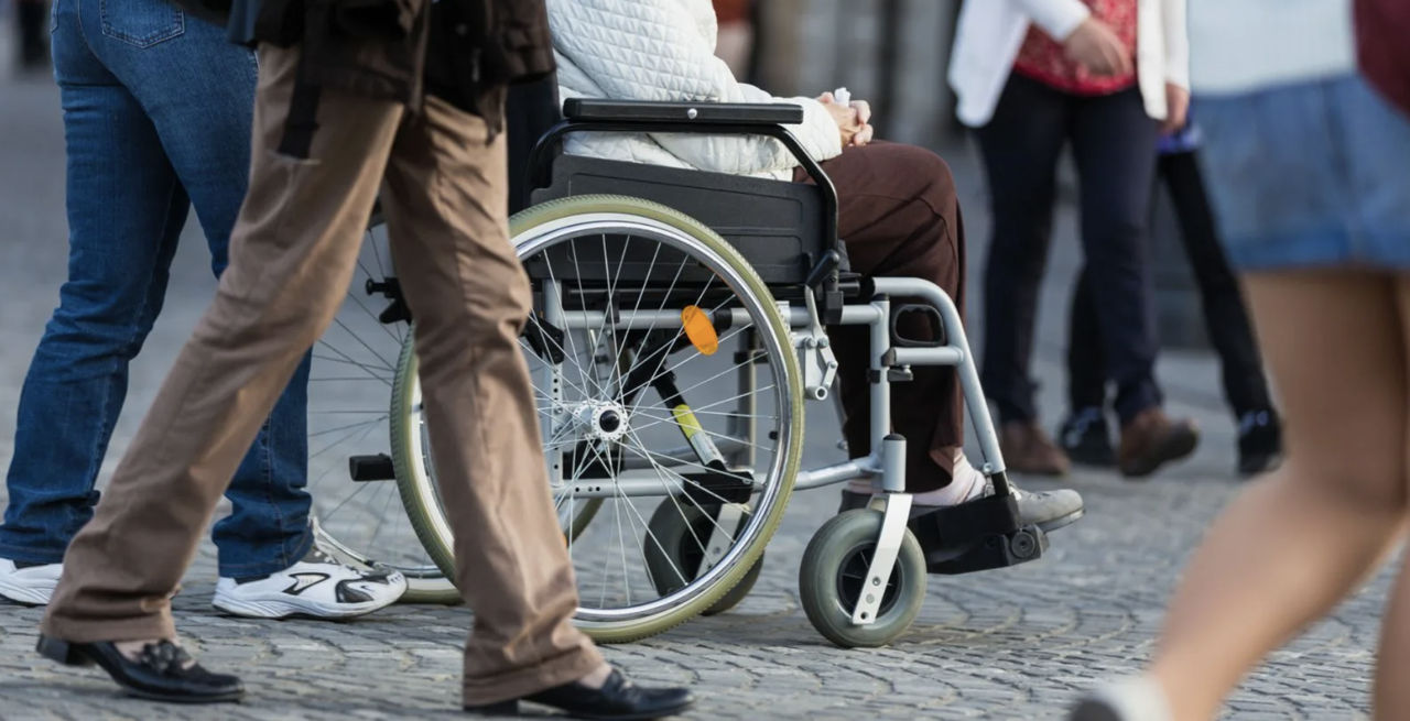 Cozi pentru un asistent personal: Oamenii așteaptă ani de zile.