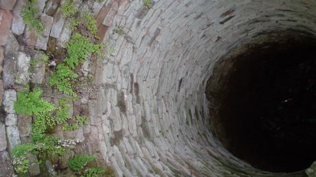 Un bărbat, de 62 de ani, a murit, după ce a căzut în fântână pe care o curăţa împreună cu nişte săteni. Foto: publika.md