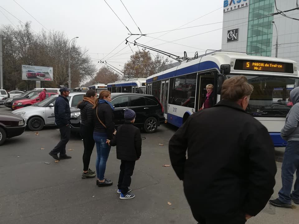 В Кишиневе "герой парковки" заблокировал движение троллейбусов.