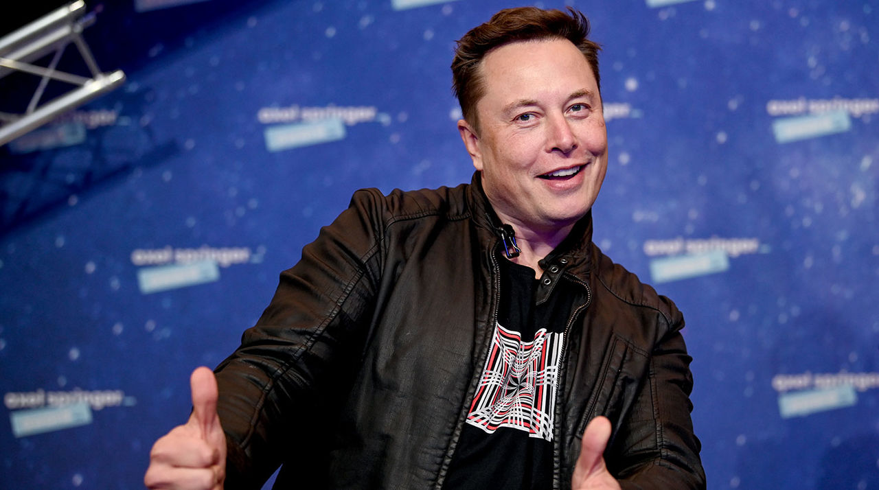 Илон Маск сменил официальное название своей должности в Tesla на «технокороля».