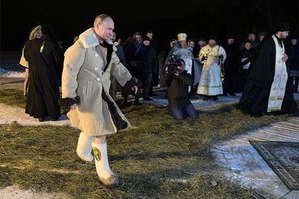 Песков объяснил попадание крещенского купания Путина на видео.