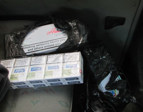 Au încercat să scoată ilegal ţigări din ţară, dar nu le-a reuşit. Foto: customs.gov.md