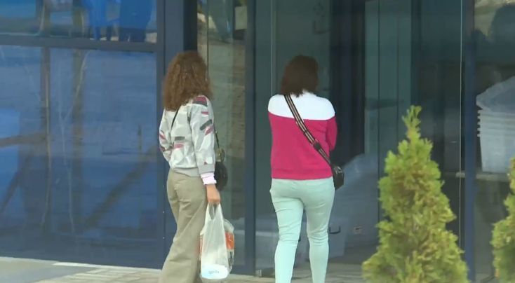 В Центр COVID-19 родственники больных продолжают приносить продукты.