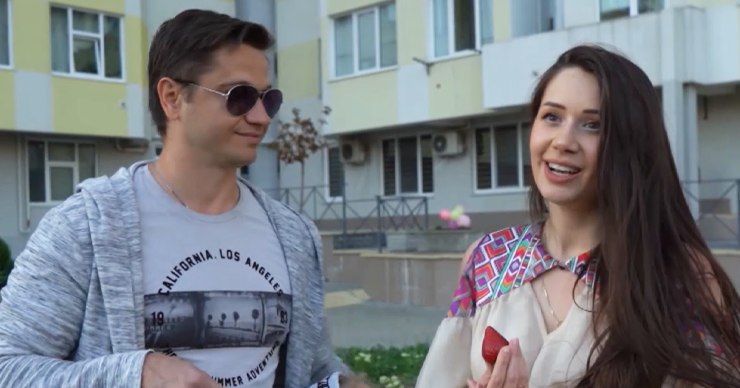 Молдавская группа Lume устроила сюрприз соседям и спела во дворе.