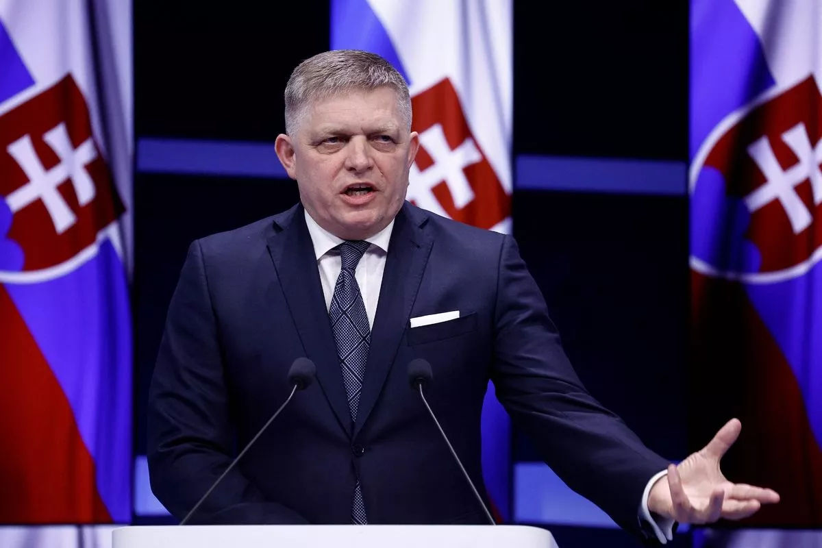 Фицо сравнил Украину с крадущей миллиарды «черной дырой».