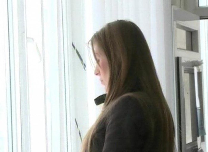 Astfel, mai multe persoane achitau câte un avans, însă când urmau să treacă cu traiul în noile apartamente, inculpata dispărea cu tot cu bani.